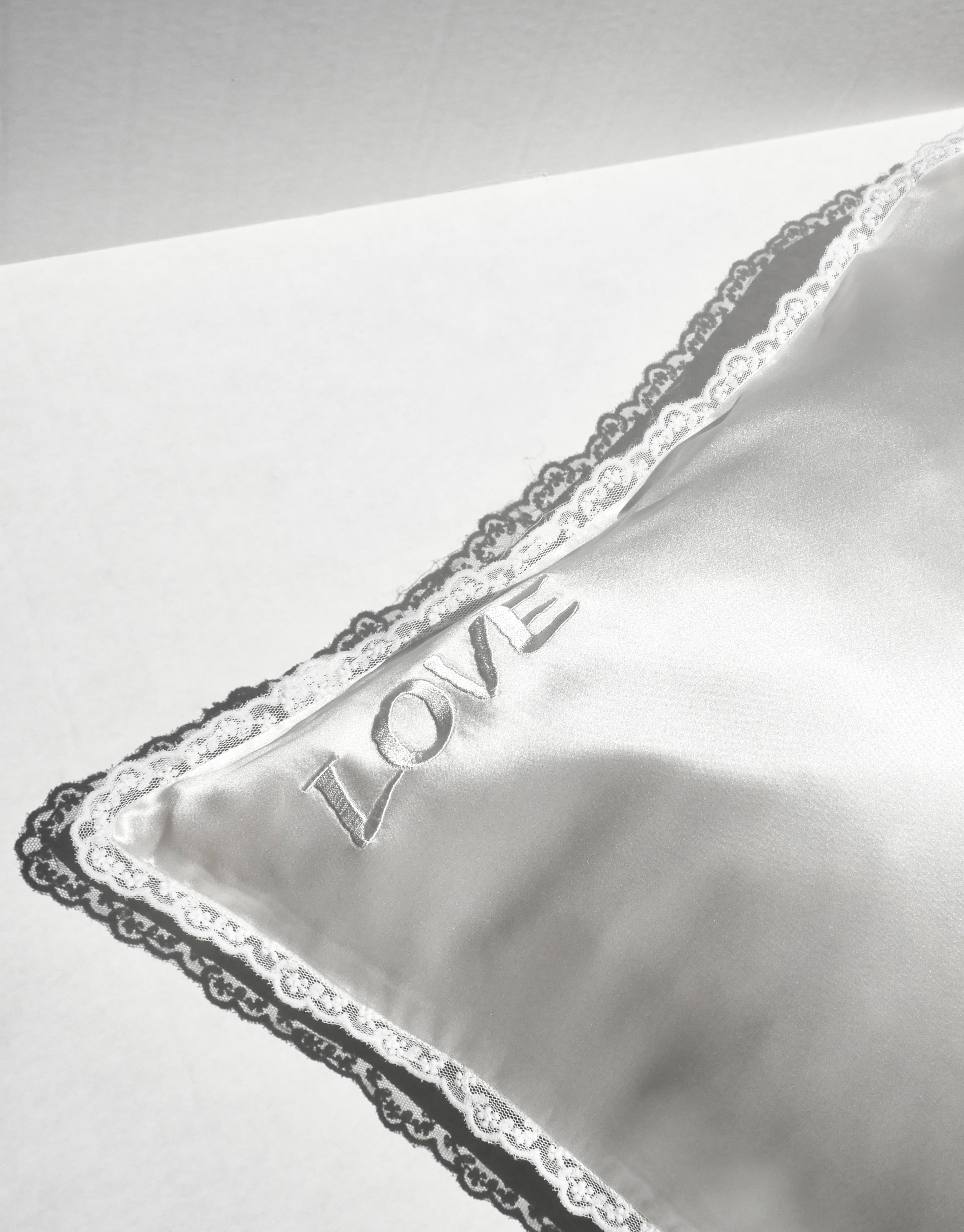 ROMANCE ZIPPERED PILLOWCASE