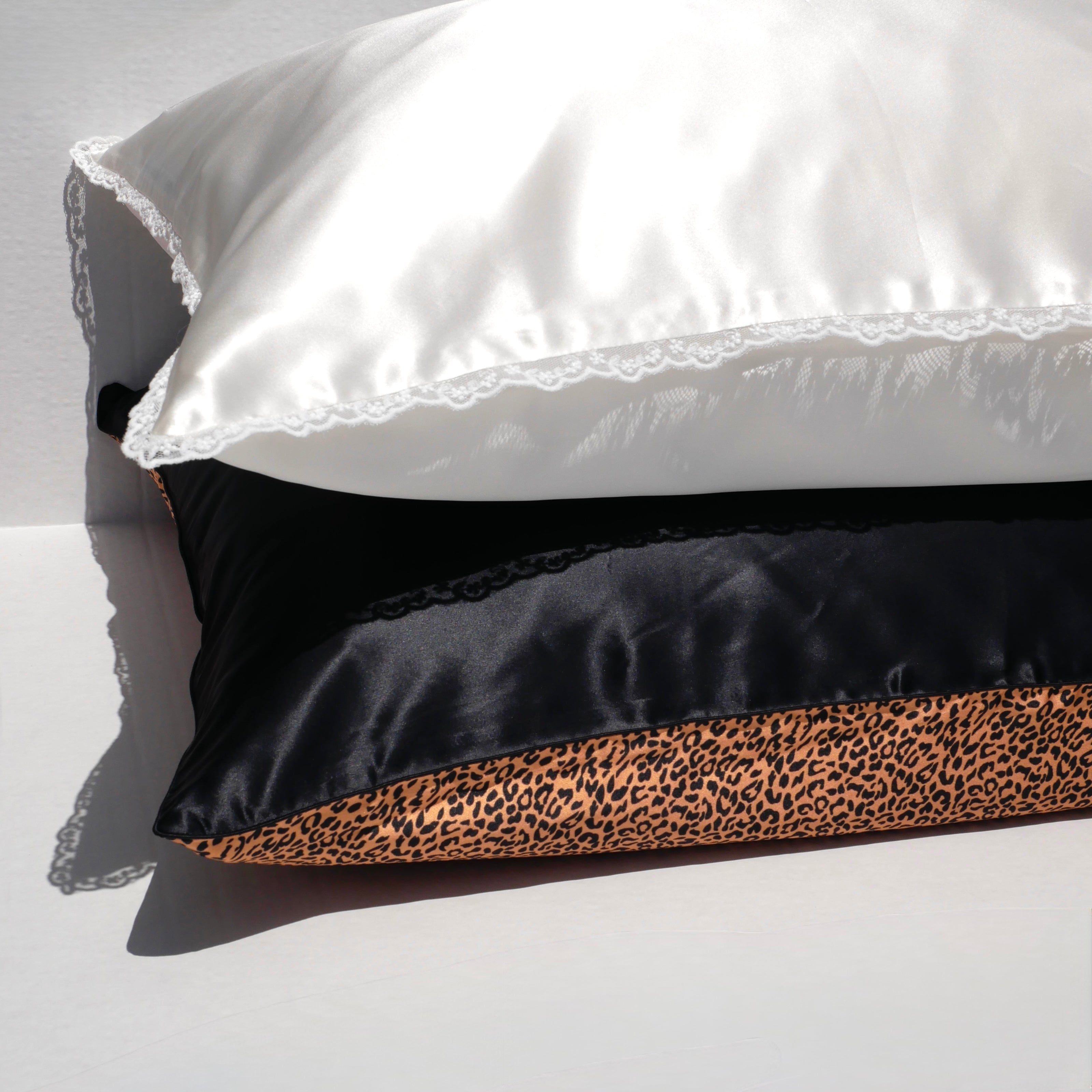 BLACK ZIPPERED PILLOWCASE